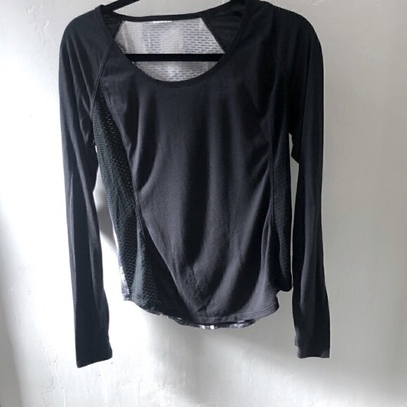Under Armour Mesh Running Long Sleeve Top Size Small - Picture 11 of 11